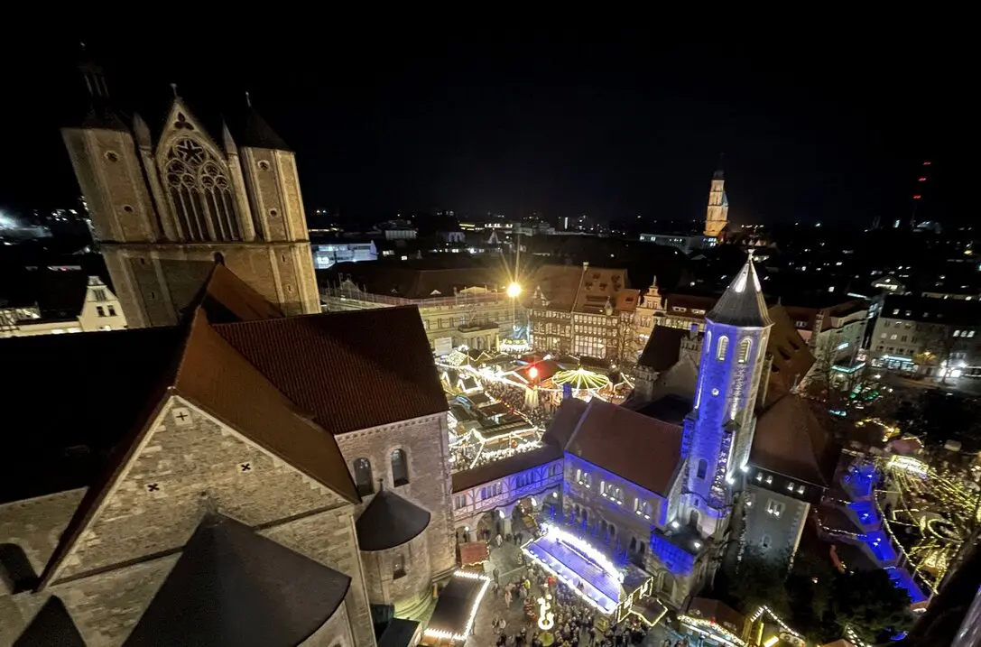 Blick vom Rathausturm auf den Weihnachtsmarkt
