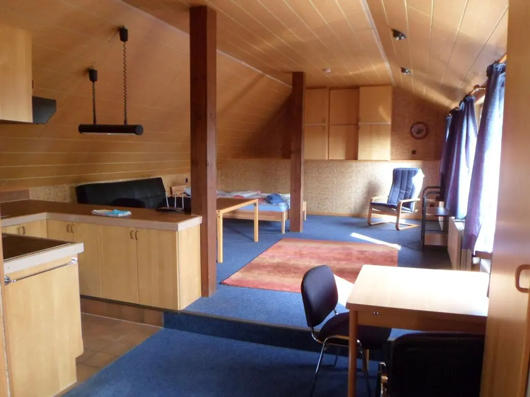 Großzügiges 1,5‑Raum Apartment mit Sofa und Essbereich
